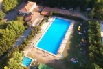 Camping-Prados-Abiertos-Gredos-vista-aérea-piscina